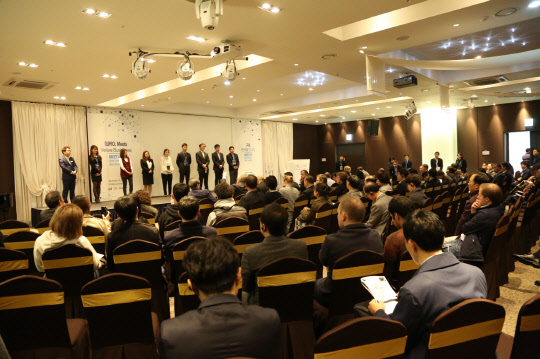 구로구가 오는 8월 29일 미국 LA에서 비즈니스 설명회를 개최한다고 29일 밝혔다. 구로구는 "관내 스타트업 기업들의 해외진출을 지원하기 위해 다양한 산업이 발전된 미국 LA에서 설명회를 마련한다"며 "바이어 발굴, 투자유치, M&A, 현지 인력 채용 등 기업의 요구에 맞는 맞춤형 비즈니스 매칭을 진행할 예정"이라고 밝혔다. 2016년 실리콘밸리에서 열렸던 투자유치 설명회 모습. 구로구 제공